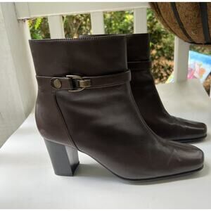 NINE & CO "NCPHILLIPEK" Womens Size 9.5 Leather Ankle Bootie Side Zip Buckle Y2K